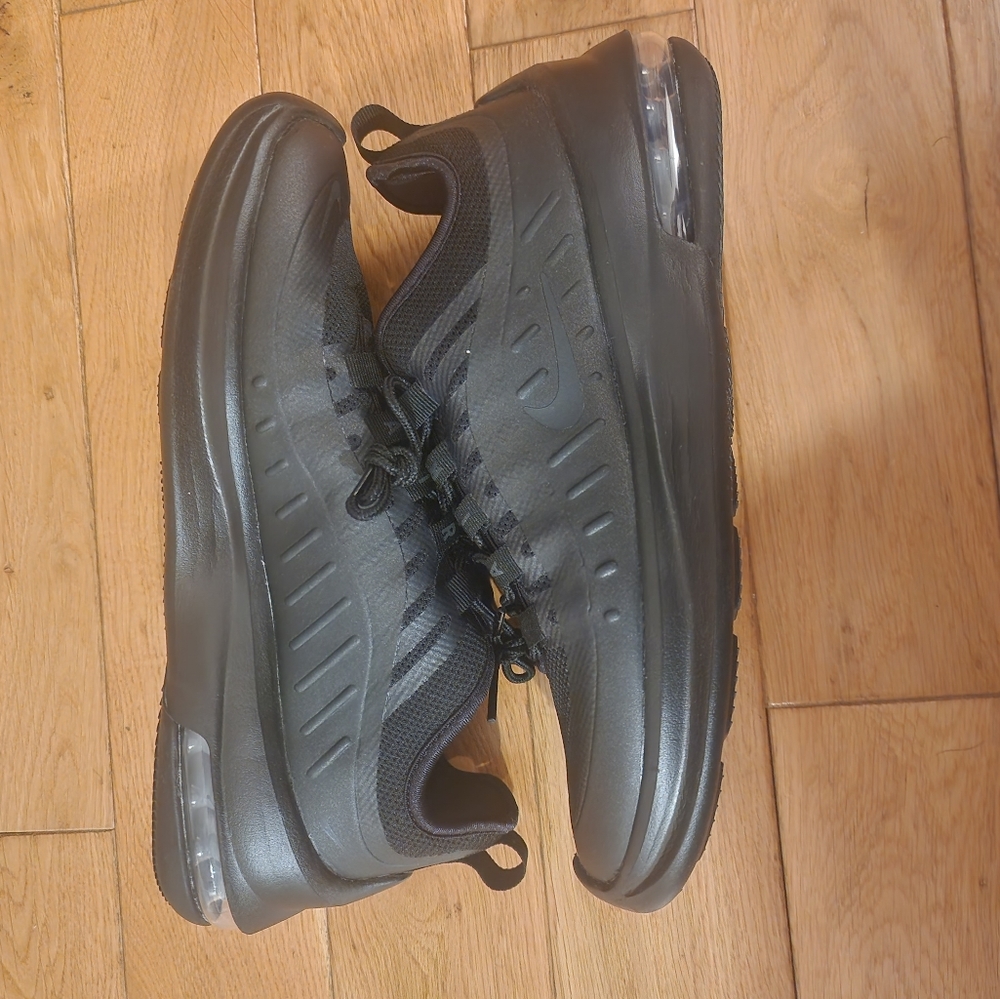 Women's nike air max axis size 9